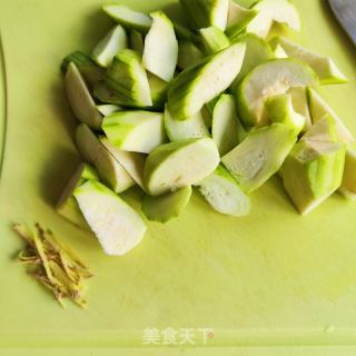 毛豆鸡蛋炒丝瓜的做法步骤：1