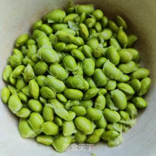 毛豆鸡蛋炒丝瓜的做法步骤：2