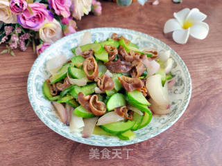 洋葱黄瓜炒肥肠的做法