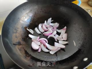 洋葱黄瓜炒肥肠的做法步骤：3
