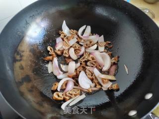 洋葱黄瓜炒肥肠的做法步骤：4