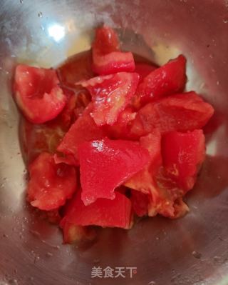 黄花菜西红柿肉片汤的做法步骤：1