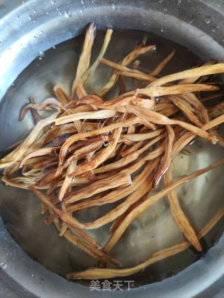 黄花菜西红柿肉片汤的做法步骤：2
