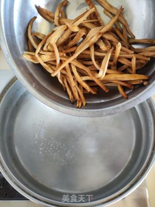 黄花菜西红柿肉片汤的做法步骤：4