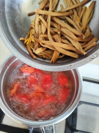 黄花菜西红柿肉片汤的做法步骤：6