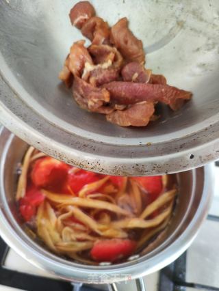 黄花菜西红柿肉片汤的做法步骤：7