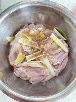 照烧鸡腿饭的做法步骤：1