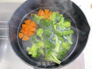 照烧鸡腿饭的做法步骤：2