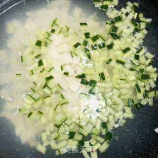 黄瓜豆腐鸡蛋汤的做法步骤：1