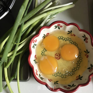 小葱蛋炒饭的做法步骤：2