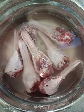 香酥鸭下巴的做法步骤：1