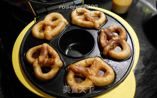 红糖蝴蝶结 Pretzels的做法步骤：5