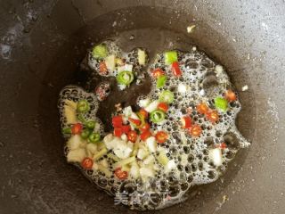 虫草花辣椒炒鸡蛋的做法步骤：7