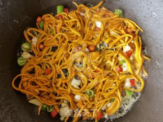虫草花辣椒炒鸡蛋的做法步骤：9