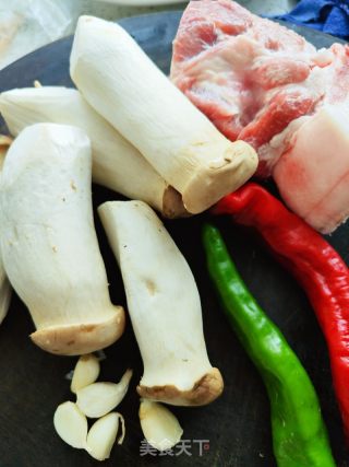 杏鲍菇炒肉的做法步骤：1