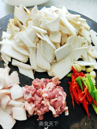 杏鲍菇炒肉的做法步骤：2