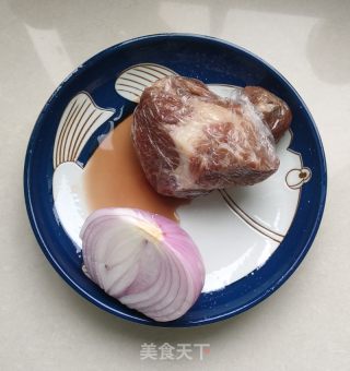 洋葱炒牛肉的做法步骤：1