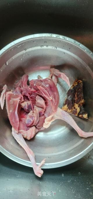 鸽子腊肉煲仔饭的做法步骤：1