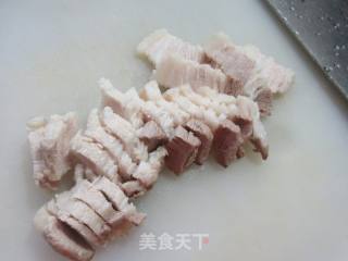 花生米回锅五花肉的做法步骤：2