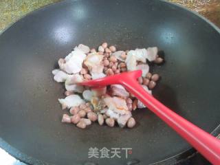 花生米回锅五花肉的做法步骤：4
