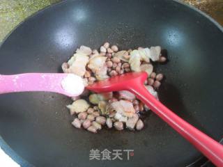花生米回锅五花肉的做法步骤：6