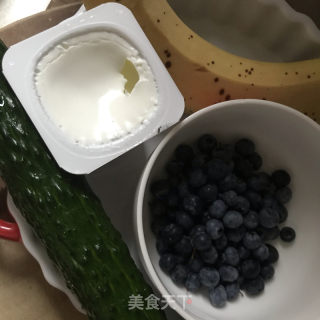 蓝莓香蕉拌酸奶的做法步骤：1