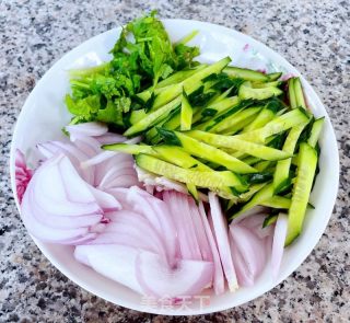 圆葱黄瓜凉拌鸡丝的做法步骤：3
