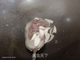 洋葱炒猪肝的做法步骤：2