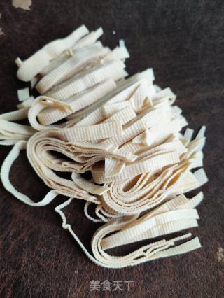 芹菜炒千张的做法步骤：1