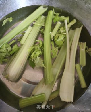芹菜炒千张的做法步骤：2
