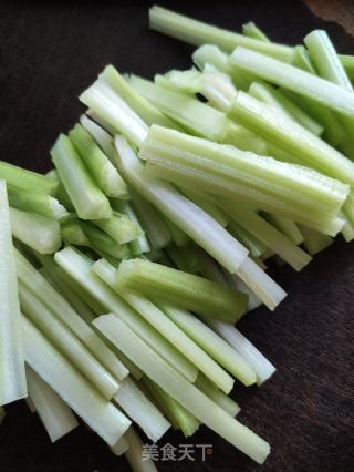芹菜炒千张的做法步骤：3