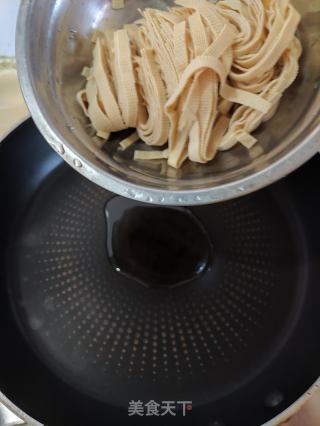 芹菜炒千张的做法步骤：4
