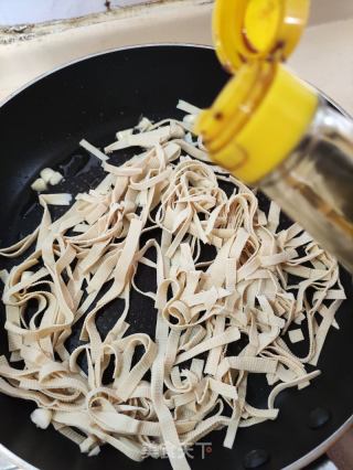 芹菜炒千张的做法步骤：5