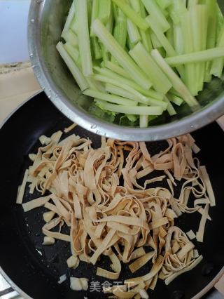 芹菜炒千张的做法步骤：6