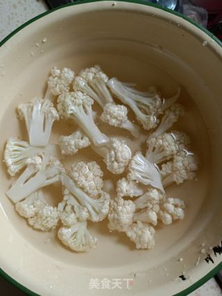 鸭肉炒花菜的做法步骤：1