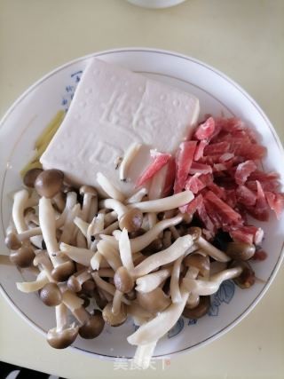 蟹味菇豆腐汤的做法步骤：1