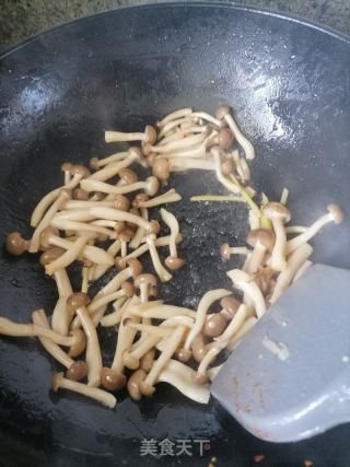 蟹味菇豆腐汤的做法步骤：2