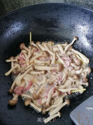 蟹味菇豆腐汤的做法步骤：3