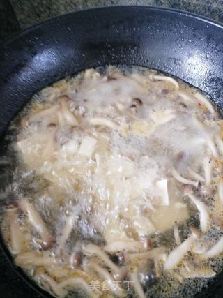 蟹味菇豆腐汤的做法步骤：7