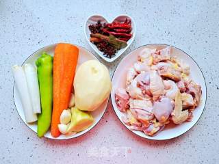 家常土豆炖鸡块的做法步骤：1