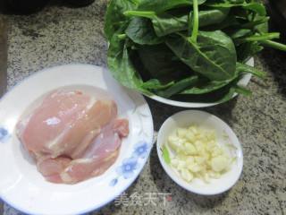 鸡腿肉炒木耳菜的做法步骤：1