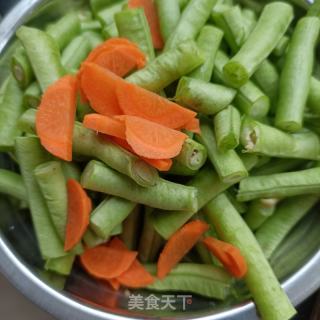 明虾炖肉豆角的做法步骤：2