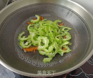 肉沫炒苦瓜的做法步骤：5