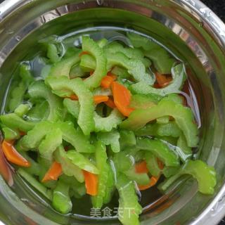 肉沫炒苦瓜的做法步骤：6