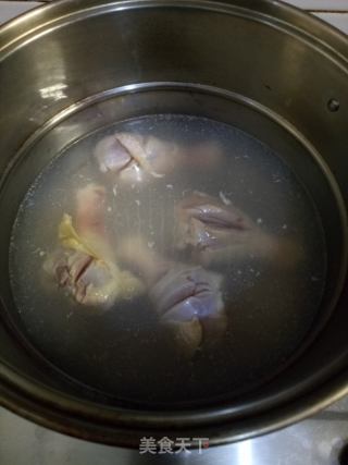 栗子炖鸡腿的做法步骤：1