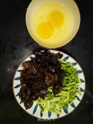 蒜苔木耳炒鸡蛋的做法步骤：1
