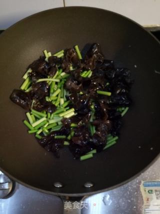 蒜苔木耳炒鸡蛋的做法步骤：3