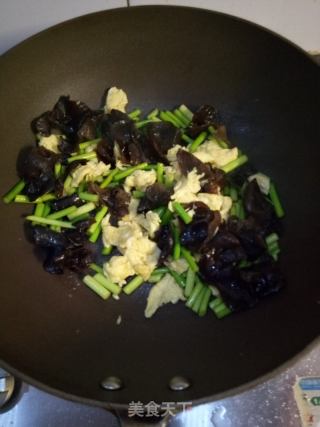 蒜苔木耳炒鸡蛋的做法步骤：4