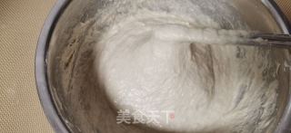 葱花饼的做法步骤：1