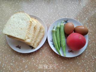 番茄秋葵煎蛋三明治的做法步骤：1